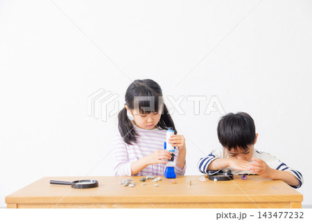 小学生の自由研究イメージ　　 143477232