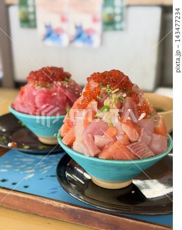 山盛りの海鮮丼 山盛りの海鮮丼 143477234