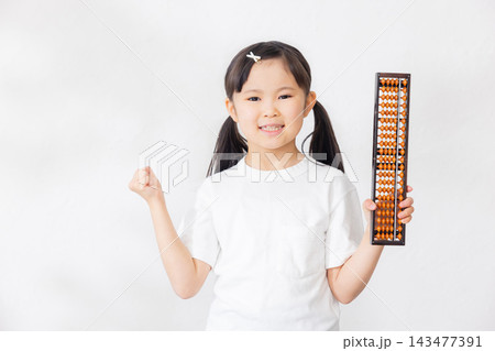 そろばんを持つ小学生 そろばんを持つ小学生 143477391