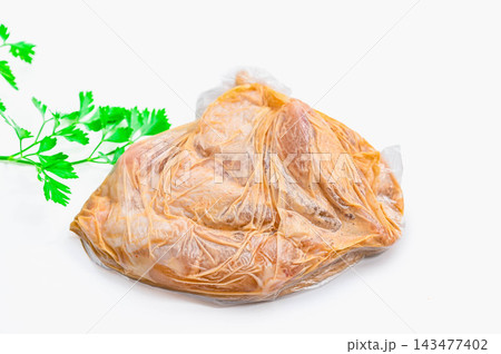 袋に入れて唐揚げ粉で下味をつける鶏肉 袋に入れて唐揚げ粉で下味をつける鶏肉 143477402