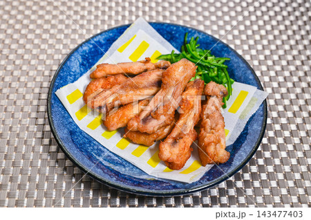 香ばしい鶏肉の骨付き唐揚げ 香ばしい鶏肉の骨付き唐揚げ 143477403