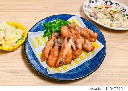 香ばしい鶏肉の骨付き唐揚げ 香ばしい鶏肉の骨付き唐揚げ 143477404