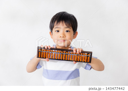 そろばんを持つ小学生 そろばんを持つ小学生 143477442