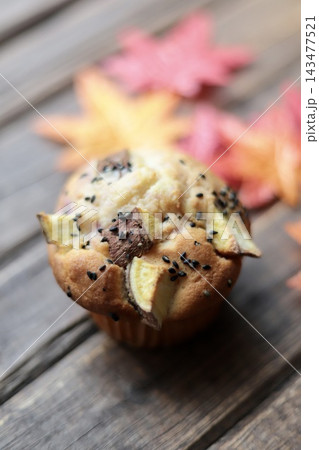 手作りのさつまいもマフィンと紅葉　秋のスイーツイメージ 143477521