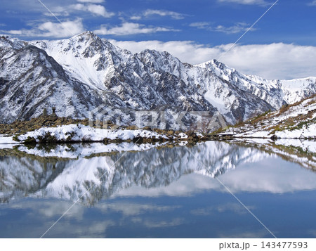 八方池に映る冠雪した白馬三山 八方池に映る冠雪した白馬三山 143477593