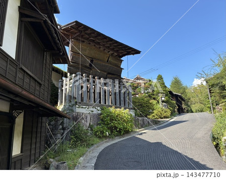 重要伝統的建造物群の宿場町の妻籠宿の高札場（長野県木曽郡） 143477710