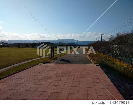 青空の山並みを望む、静かな河川敷の風景 青空の山並みを望む、静かな河川敷の風景 143479018