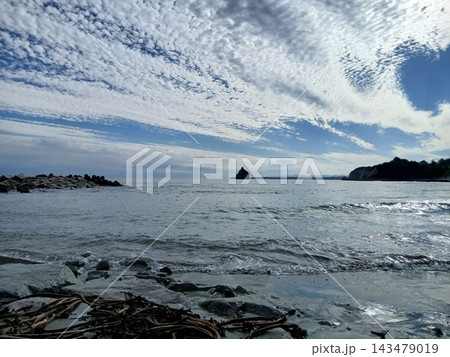 雲広がる青空と遠くの海に浮かぶ岩島 143479019