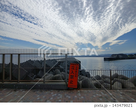 立入禁止の柵越しに広がる海と青空 立入禁止の柵越しに広がる海と青空 143479021