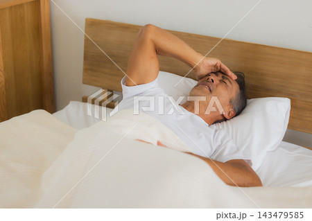 ベッドで眠るシニア男性 143479585