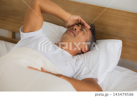 ベッドで眠るシニア男性 ベッドで眠るシニア男性 143479586
