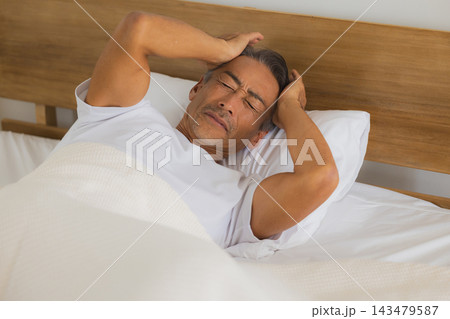 ベッドで眠るシニア男性 ベッドで眠るシニア男性 143479587