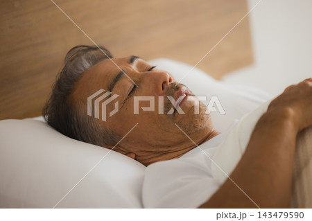 ベッドで眠るシニア男性 ベッドで眠るシニア男性 143479590