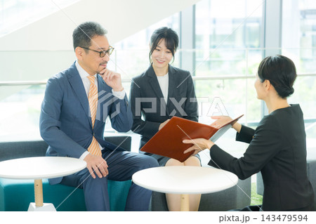 ロビーで案内する女性 ロビーで案内する女性 143479594