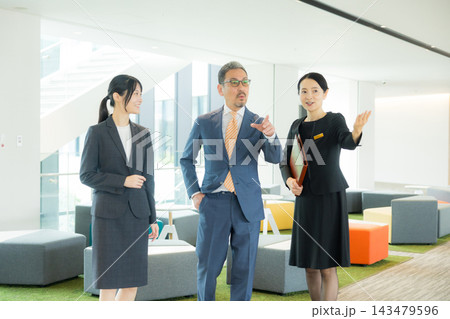 ロビーで案内する女性　　 143479596