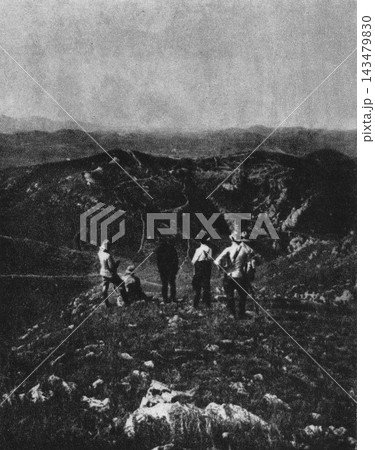 古写真 1904年10月 日露戦争の旅順攻囲戦 203高地の東のロシア軍陣地(塹壕やペトン砲台) 古写真 1904年10月 日露戦争の旅順攻囲戦 203高地の東のロシア軍陣地(塹壕やペトン砲台) 143479830