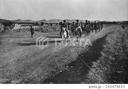 古写真 1905年1月2日 日露戦争の旅順攻囲戦 降伏のため水師営に来たロシア軍のステッセル将軍一行 古写真 1905年1月2日 日露戦争の旅順攻囲戦 降伏のため水師営に来たロシア軍のステッセル将軍一行 143479833