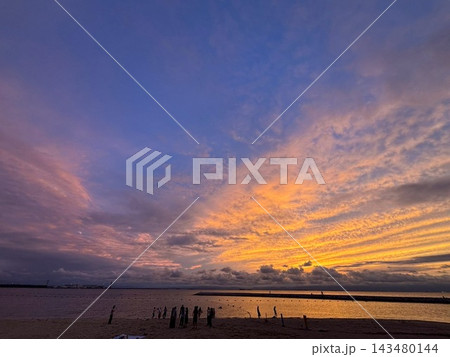 常滑の砂浜からの夕焼け 常滑の砂浜からの夕焼け 143480144