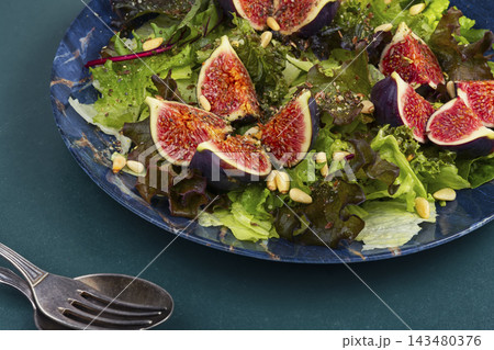 Seasonal Green Salad with Fresh Figs and Toasted Pine Nuts 143480376