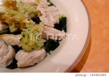 蒸し鶏の香味ソース 143481903