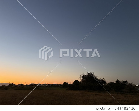 美しい夕暮れの空 143482416