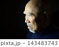 老人の顔　表情のクローズアップ 143483743