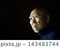老人の顔　表情のクローズアップ 143483744