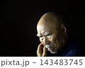 老人の顔　表情のクローズアップ 143483745