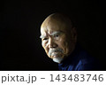 老人の顔　表情のクローズアップ 143483746
