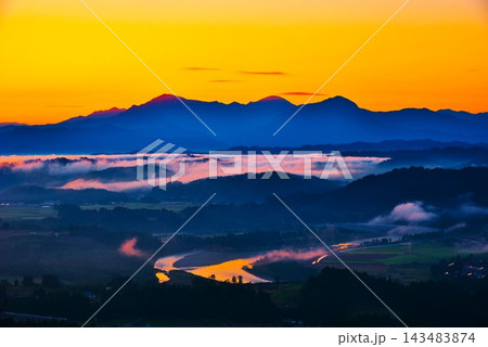 雲海朝焼けに染まる越後三山・信濃川夜明け 雲海朝焼けに染まる越後三山・信濃川夜明け 143483874