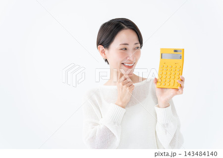 電卓を持つ考える女性 電卓を持つ考える女性 143484140