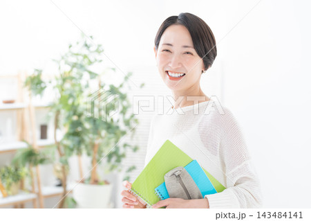 資格の勉強をする女性・リスキリング 資格の勉強をする女性・リスキリング 143484141