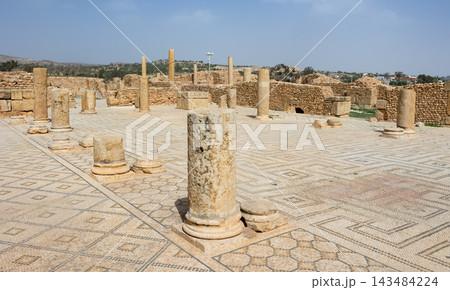 Ruins of Sufetula Grand Baths under Tunisian sun 143484224