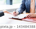 契約書　同意書　書類　署名　手元 143484388