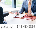 契約書　同意書　書類　署名　手元 143484389