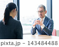 ビジネス　ミーティング　面接　面談 143484488