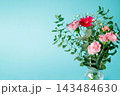 ピンクと赤の花束と水色背景　 143484630