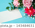 ピンクと赤の花束とメッセージカード　水色背景　 143484631