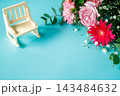 ピンクと赤の花束とミニチュア椅子　水色背景　 143484632