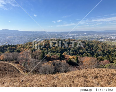 若草山の山頂から眺める紅葉 若草山の山頂から眺める紅葉 143485168
