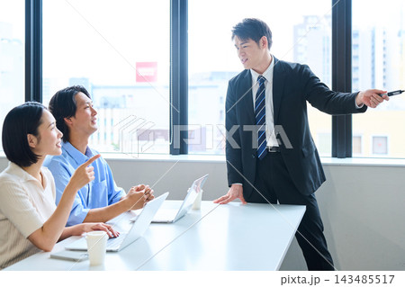 オフィスで講師から資産形成や投資の説明を受ける若い男女 オフィスで講師から資産形成や投資の説明を受ける若い男女 143485517
