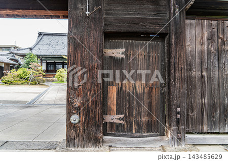 浄蓮寺境内の景色（犬山城移築門松の丸表門） 143485629