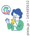 スマホで家族とビデオ通話をする高齢女性_色 143485632