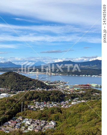 測量山展望台から見える白鳥大橋や羊蹄山。北海道室蘭市の絶景スポット（縦写真） 143485689