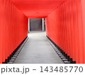 閑散とした冬の鳥居 143485770