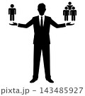 人員を比較する男性ビジネスマン 143485927