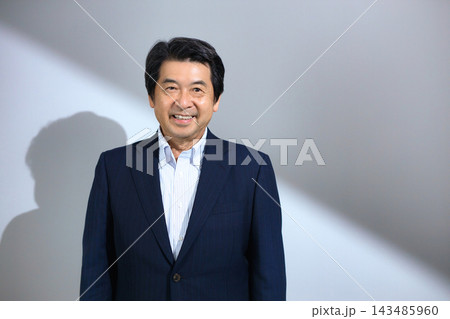スーツの60代男性 スーツの60代男性 143485960