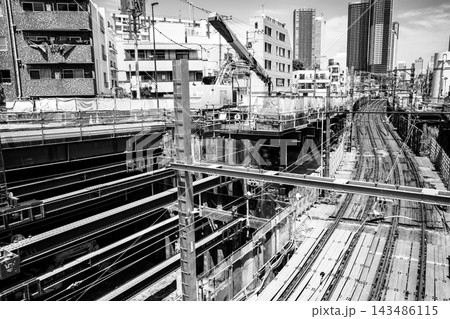東京 雑司ヶ谷 都電荒川線と地下トンネル工事 2026.07　c-6 モノクロ 143486115