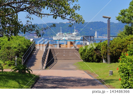 桜島溶岩なぎさ公園から眺める桜島フェリー（鹿児島県鹿児島市） 143486366