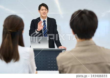 大学や専門学校で学生に向けて授業をする先生 大学や専門学校で学生に向けて授業をする先生 143486833
